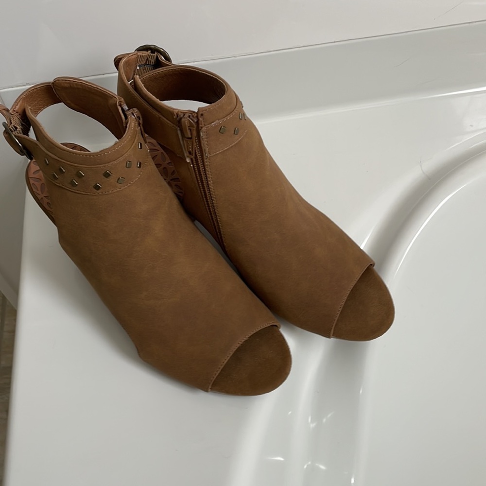 NEW 🔥 Tan Peep Toe Booties Zipper